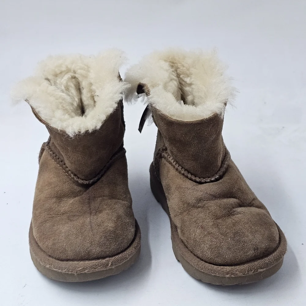 UGG Mini Bailey Bow II Suede Sheepskin Toddler Girls Chestnut Size 9